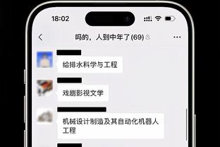 梅西向球迷招手致意，随后走回更衣室